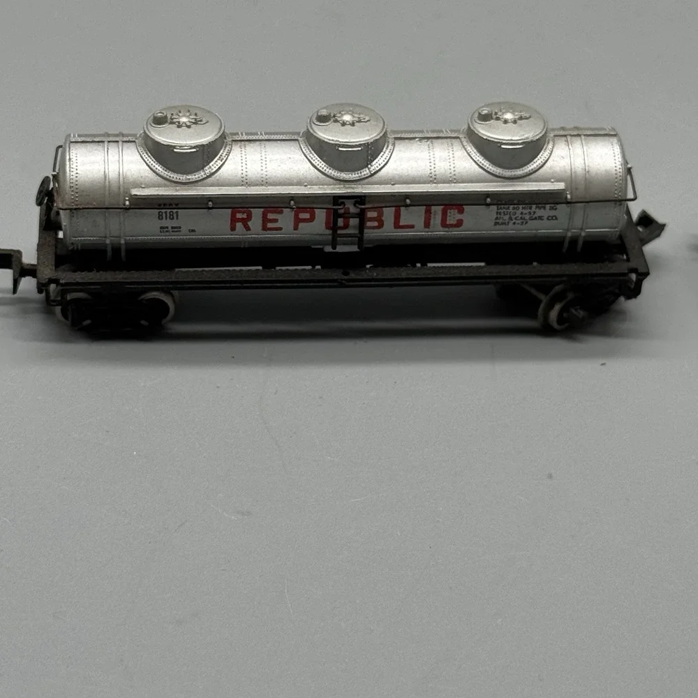 Lot of 2 Bachmann Republic 8181 3-Dome Tank Cars N Scale Vintage Freight Cars